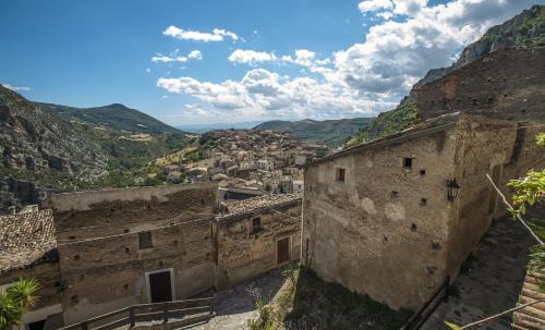 a view of a village with mountains in the background at La Magara in Civita