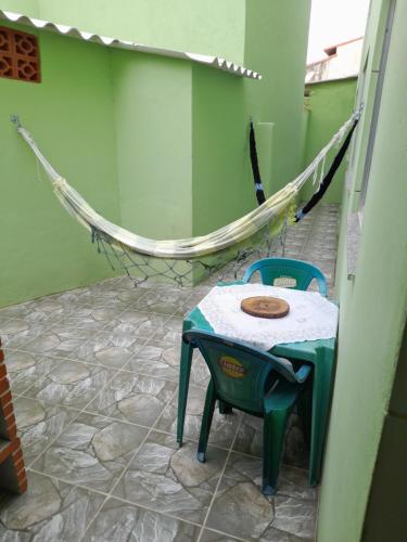 Cantinho da Bethânia في ساو بيدرو دا ألديا: طاولة وكرسيين في غرفة
