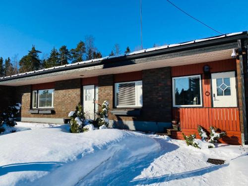una casa con la neve davanti di two bedrooms,dining area and bathroom with private entrance a Kotka