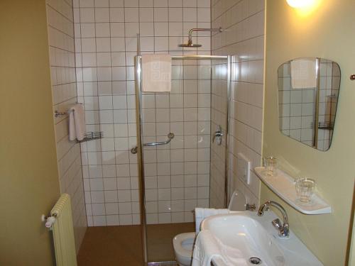 A bathroom at Hotel Garni - Appartements Fuksas