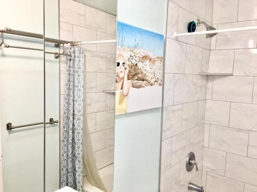 uma casa de banho com chuveiro e cortina de chuveiro em Artsy smart home near Downtown & Balboa Park em San Diego