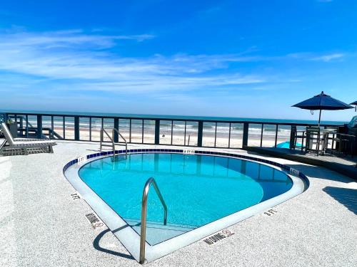 Piscina en o cerca de Ocean Overlook - Sea View at Symphony Beach Club!