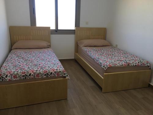 two beds sitting next to each other in a room at Apartement haut standing avec piscine à la Marina Saidia in Saidia 