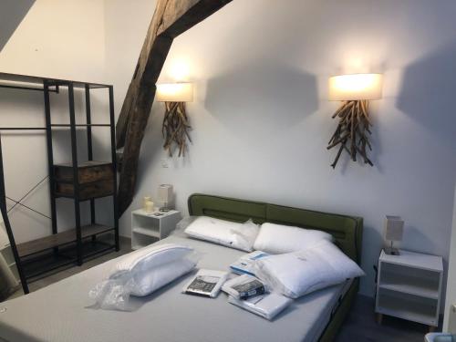 een slaapkamer met een bed met 2 lampen en boeken bij Captain YOO - Pieds dans l’eau - Face au port in Fécamp