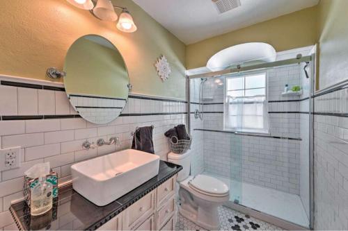 Charming Idaho Home cottage في توين فولز: حمام مع حوض ومرحاض ومرآة