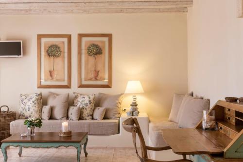 a living room with a couch and a table at Vencia Boutique Hotel in Mýkonos City