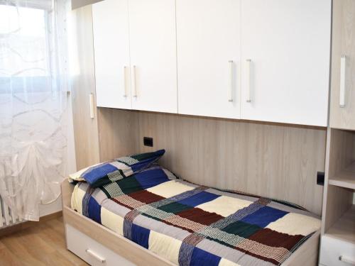 een slaapkamer met een bed en witte kasten bij Nice apartment in Sestriere with ski storage in Sestriere