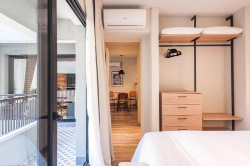 1 dormitorio con 1 cama y balcón en Live in Modern and Bright Apt San Telmo - 227 - en Buenos Aires