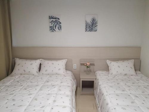 2 nebeneinander sitzende Betten in einem Schlafzimmer in der Unterkunft AREX Hongik univ Unit 201 in Seoul