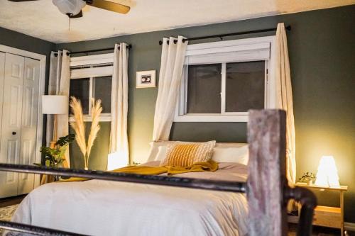 Katil atau katil-katil dalam bilik di Lakefront getaway *cozy & peaceful *dock & swings