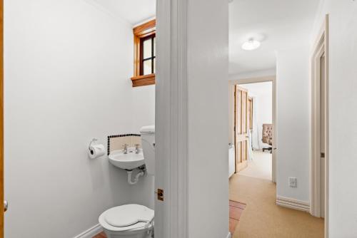 uma casa de banho com um WC e um lavatório em Aberdeen Cottage - Nestled in the Heart of Arrowtown - New! em Arrowtown