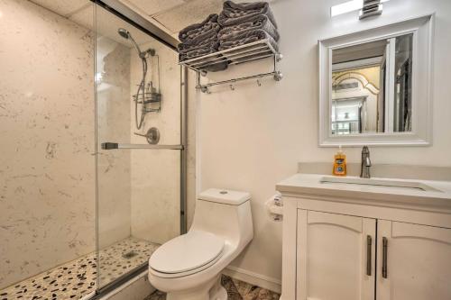 ein Bad mit einem WC, einem Waschbecken und einer Dusche in der Unterkunft Royal Aloha Wakiki Sweet Home in Honolulu