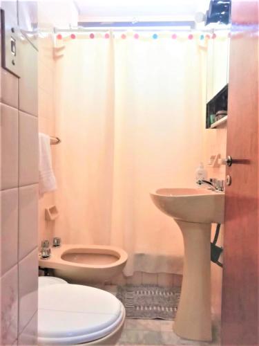 メンドーサにあるCOMODA SUITE EN UNA UBICACIÓN PRIVILEGIADA DE LA CIUDAD DE MENDOZAのトイレと洗面台付きのバスルーム