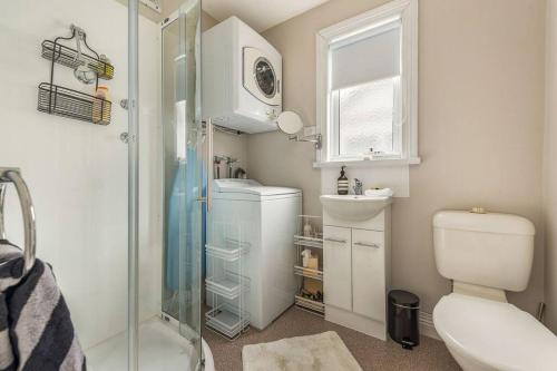 y baño con ducha, aseo y lavamanos. en North Hobart cottage, en Hobart