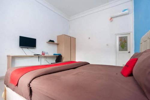 Μια τηλεόραση ή/και κέντρο ψυχαγωγίας στο RedDoorz at Jalan HOS Cokroaminoto Jambi