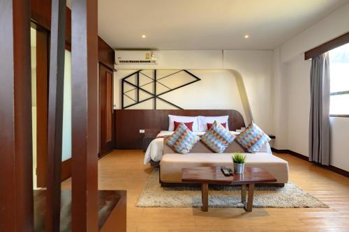 Habitación de hotel con cama y mesa en Coco Hotel en Bangkok
