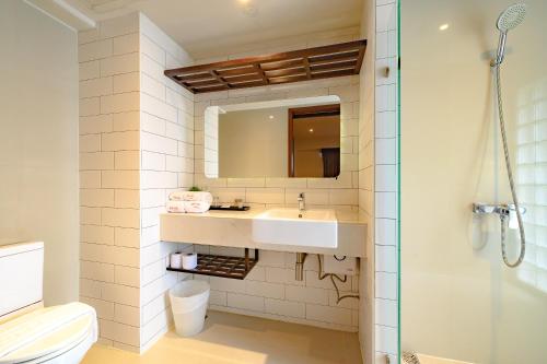 y baño con lavabo y espejo. en Coco Hotel en Bangkok