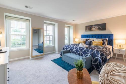 a bedroom with a blue bed and a blue couch at Stunning Vacation Home /Private Theatre/Fire pit in Fairfax