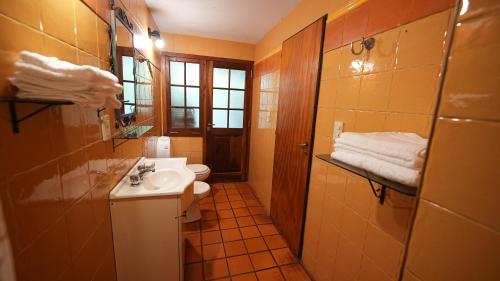 La petite salle de bains est pourvue d'un lavabo et de toilettes. dans l'établissement La Casa de Colón, à Colón