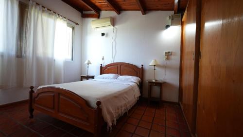 sypialnia z dużym łóżkiem i oknem w obiekcie La Casa de Colón w mieście Colón