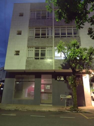 um edifício ao lado de uma rua em Studio no Centro em Araxá