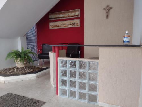 - un salon avec un comptoir doté d'une centrale dans l'établissement Studio no Centro, à Araxá