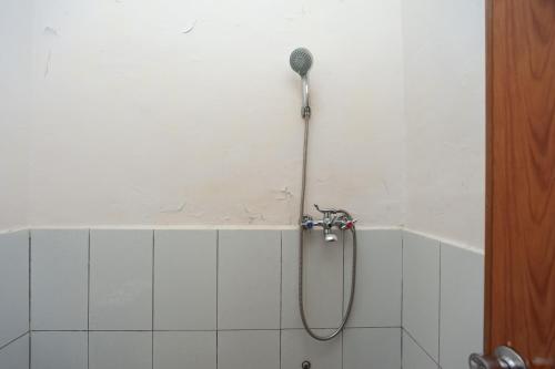 A bathroom at RedDoorz Syariah near Tugu Juang Jambi 3