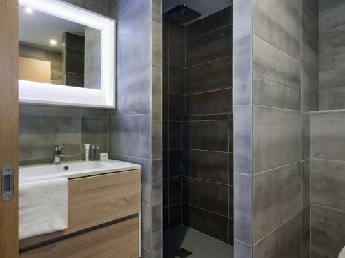une salle de bain avec un lavabo et un miroir dans l'établissement Superbe appartement neuf - 8 pers - Courchevel 1650 - Pieds des pistes - FR-1-631-130, à Courchevel
