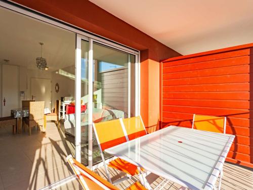 une salle à manger avec une table et des chaises sur un balcon dans l'établissement Appartement moderne à 300m de la plage avec terrasse et parking sécurisé - FR-1-2-417, à Hendaye