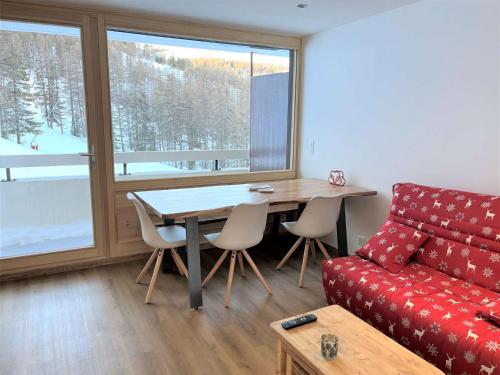 un salon avec une table et un canapé dans l'établissement Charmant T2 cabine, rénové, 6 couchages, à 20m des pistes, parking privé – Vars Les Claux - FR-1-330B-208, à Vars
