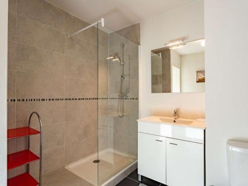 łazienka z prysznicem i umywalką w obiekcie Appartement moderne à 300m de la plage avec terrasse et parking sécurisé - FR-1-2-417 w mieście Hendaye