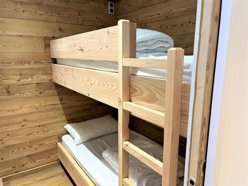 Ce chalet en bois comprend 4 lits superposés. dans l'établissement Charmant T2 cabine, rénové, 6 couchages, à 20m des pistes, parking privé – Vars Les Claux - FR-1-330B-208, à Vars