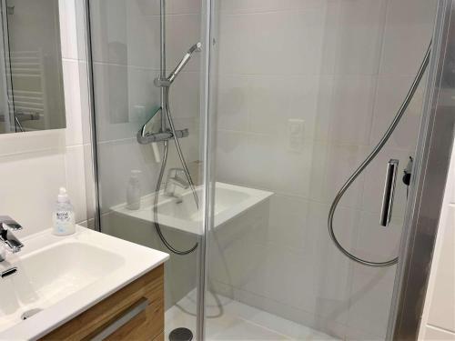 une salle de bain avec douche et lavabo dans l'établissement Charmant T2 cabine, rénové, 6 couchages, à 20m des pistes, parking privé – Vars Les Claux - FR-1-330B-208, à Vars