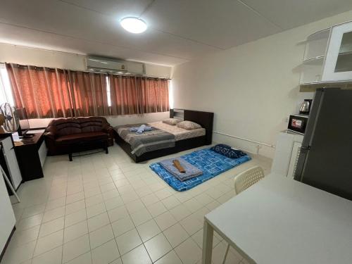Säng eller sängar i ett rum på ป็อปปูล่าคอนโด เมืองทองธานี ใกล้ Impact 酒店 公寓