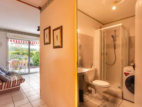La salle de bains est pourvue d'une douche, de toilettes et d'un lavabo. dans l'établissement Appartement Hendaye, 2 pièces, 4 personnes - FR-1-2-418, à Hendaye