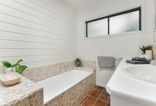 Ένα μπάνιο στο The Pool House