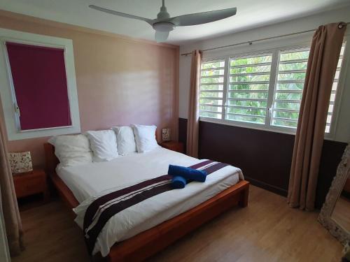 ル・ゴジエにあるVILLA ZENITUDE DES SALINESのベッドルーム1室(青いオブジェクトのベッド1台付)