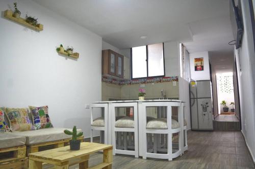 sala de estar con sofá y mesa en Acogedor apartamento cerca al movistar arena, en Bogotá