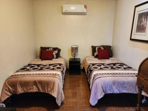 a room with two beds in a room at Departamento en planta baja en centro de Cananea in Cananea