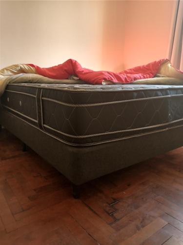 1 cama en la parte superior de un suelo de madera en Casa Mariclaire en Bahía Blanca