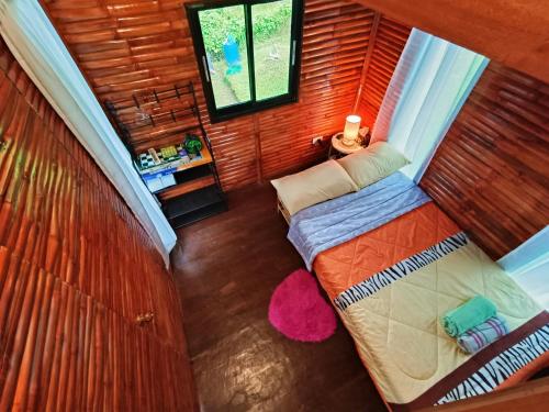 una vista aérea de un dormitorio pequeño en una casa en SMALL CABIN IN THE SOUTH, en Barili