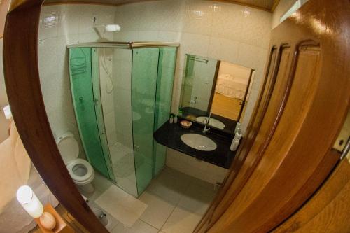 een badkamer met een wastafel en een spiegel bij Evolução Ecolodge in Iranduba