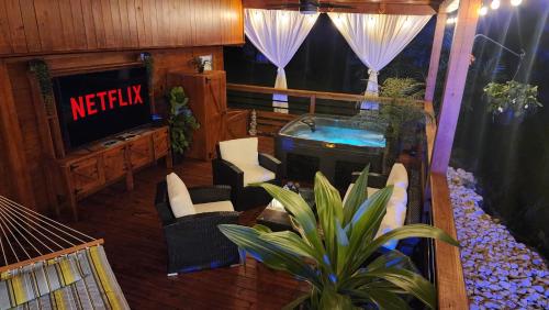 Palm's Luxury Suite with Private Jacuzzi