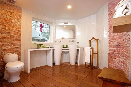 Un baño de Canvas & Orchids Retreat