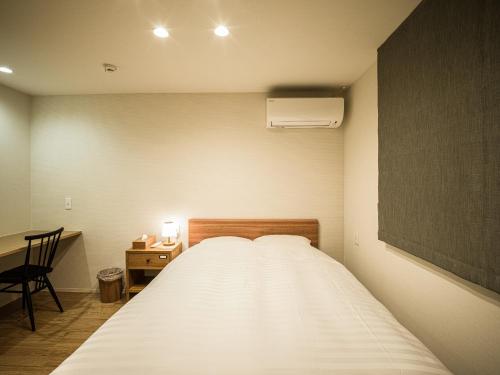 a bed in a room with a desk and a bed sidx sidx sidx at Rakuten STAY HOUSE x WILL STYLE Yufuin Kawakami 101 in Yufuin
