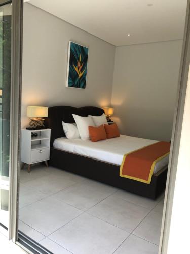 Cama o camas de una habitación en Montecrista Appart moderne et cosy, 1 chambre à 2 min plage Pereybere