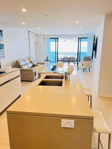 cocina y sala de estar con vistas al océano en Soul Luxury Apartment’s, en Gold Coast