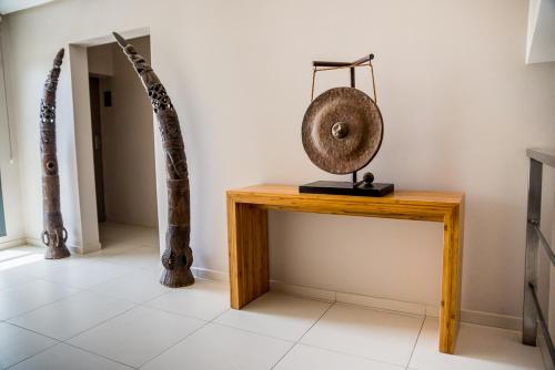 a room with a wooden table and two columns at Rysara Hotel in Dakar
