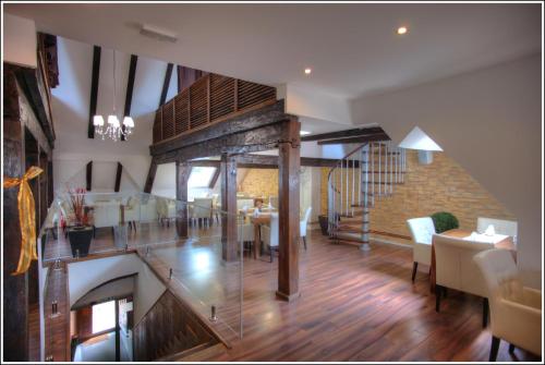 un salon avec un escalier et une salle à manger dans l'établissement Bokun Apartments I, à Sisak