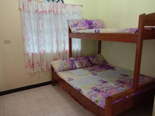 Bunk bed o mga bunk bed sa kuwarto sa Curammeng Homestay